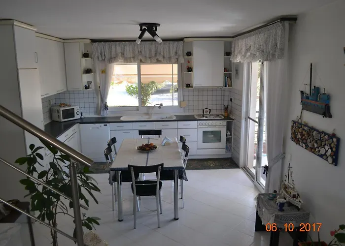 Beautiful Maisonette 빌라 네아 모우다니아