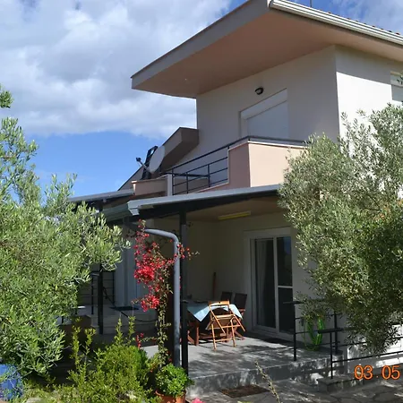 Vilă Beautiful Maisonette *